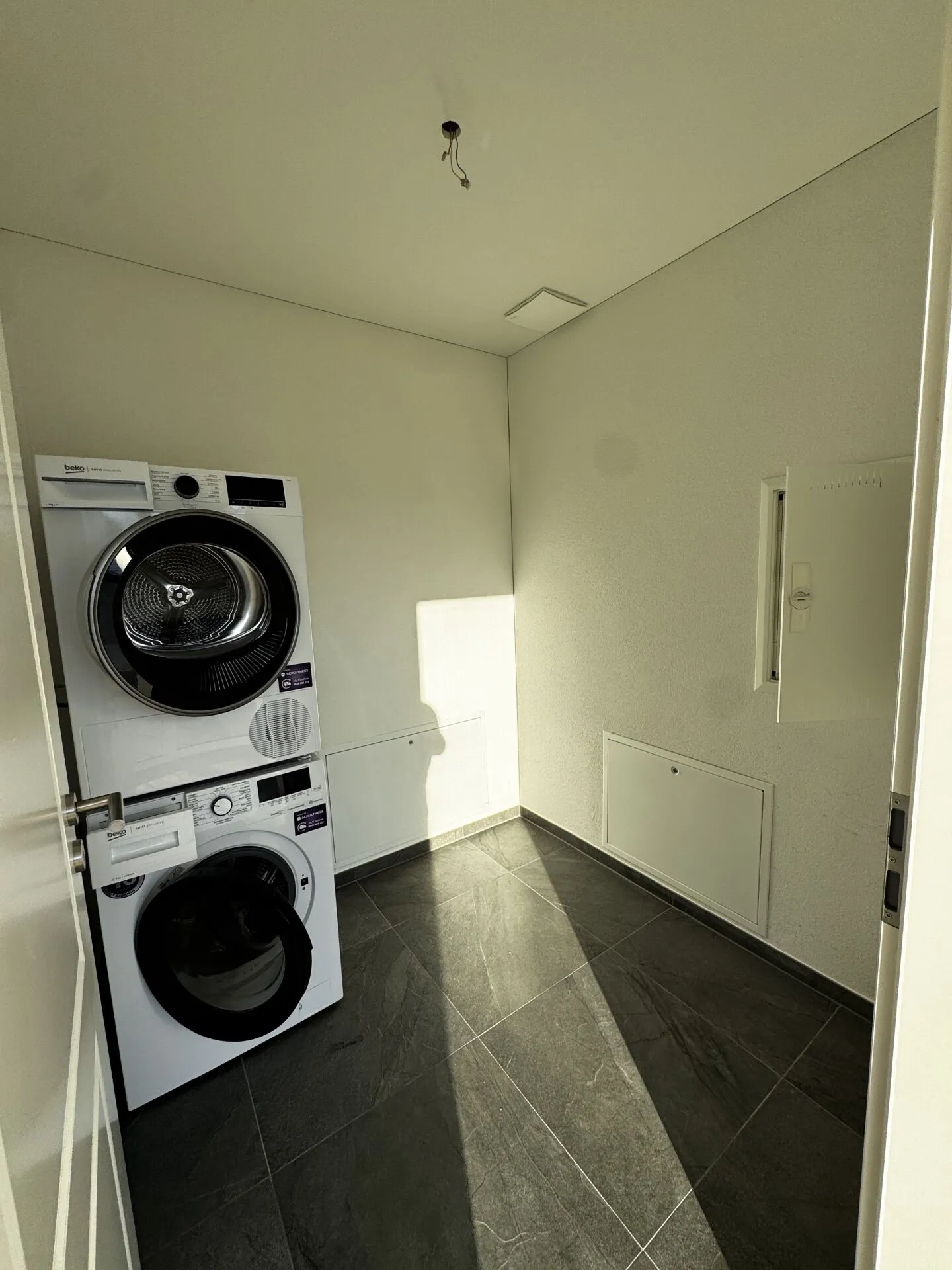 Vivre avec une vue - Appartement penthouse stylé de 3,5 pièces dans la verdure - Photo 5 sur 11