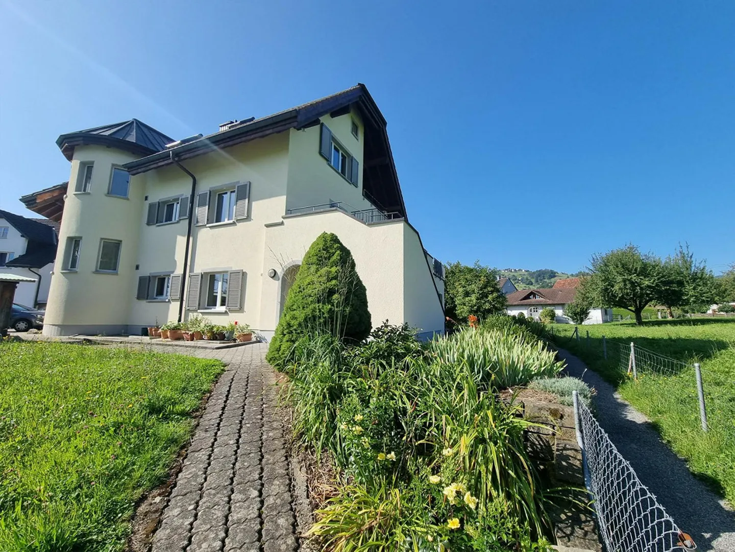 Appartamento soleggiato di 4,5 stanze in una casa a 3 famiglie - Foto 1 di 16