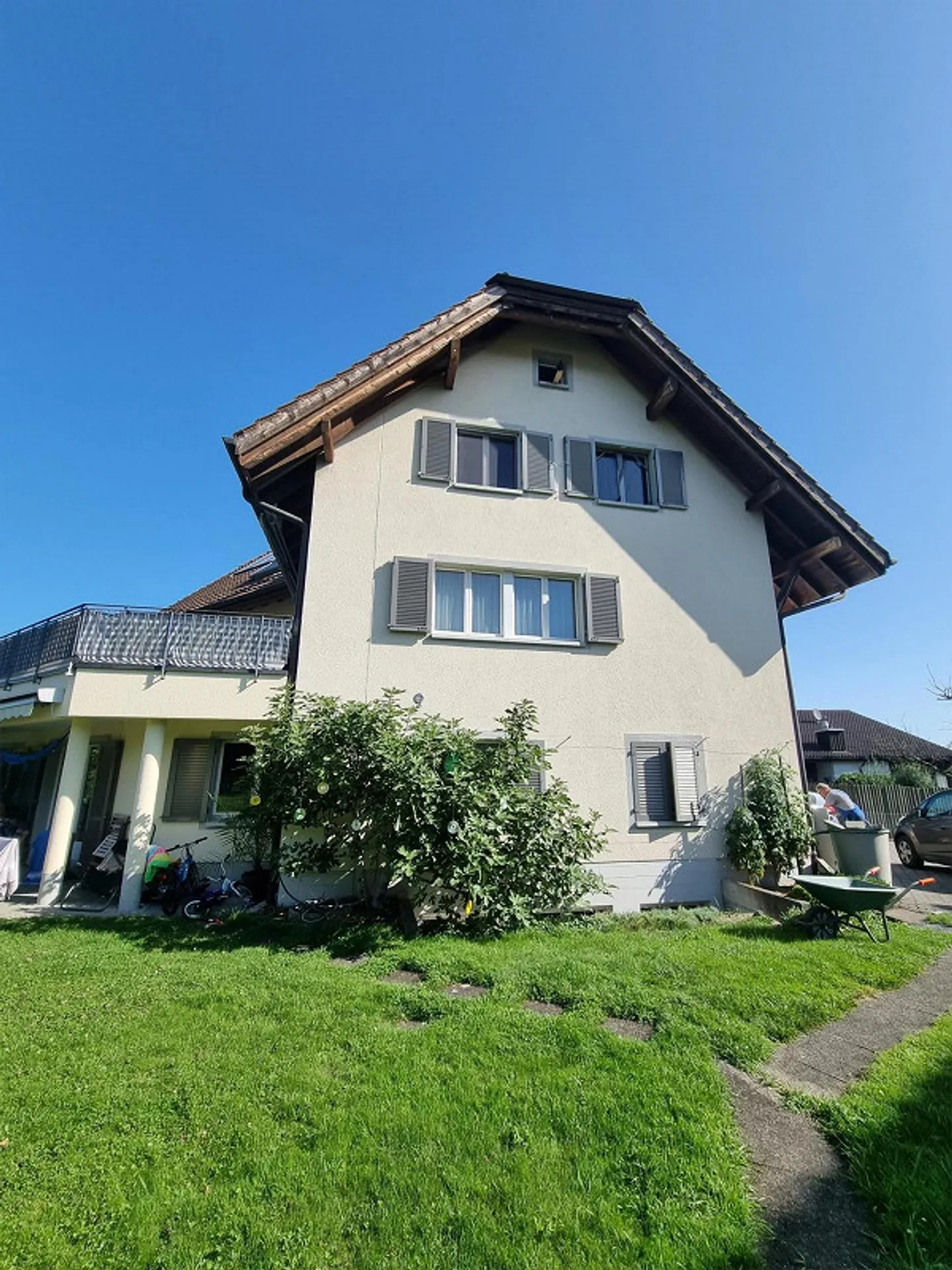 Appartamento soleggiato di 4,5 stanze in una casa a 3 famiglie - Foto 2 di 16