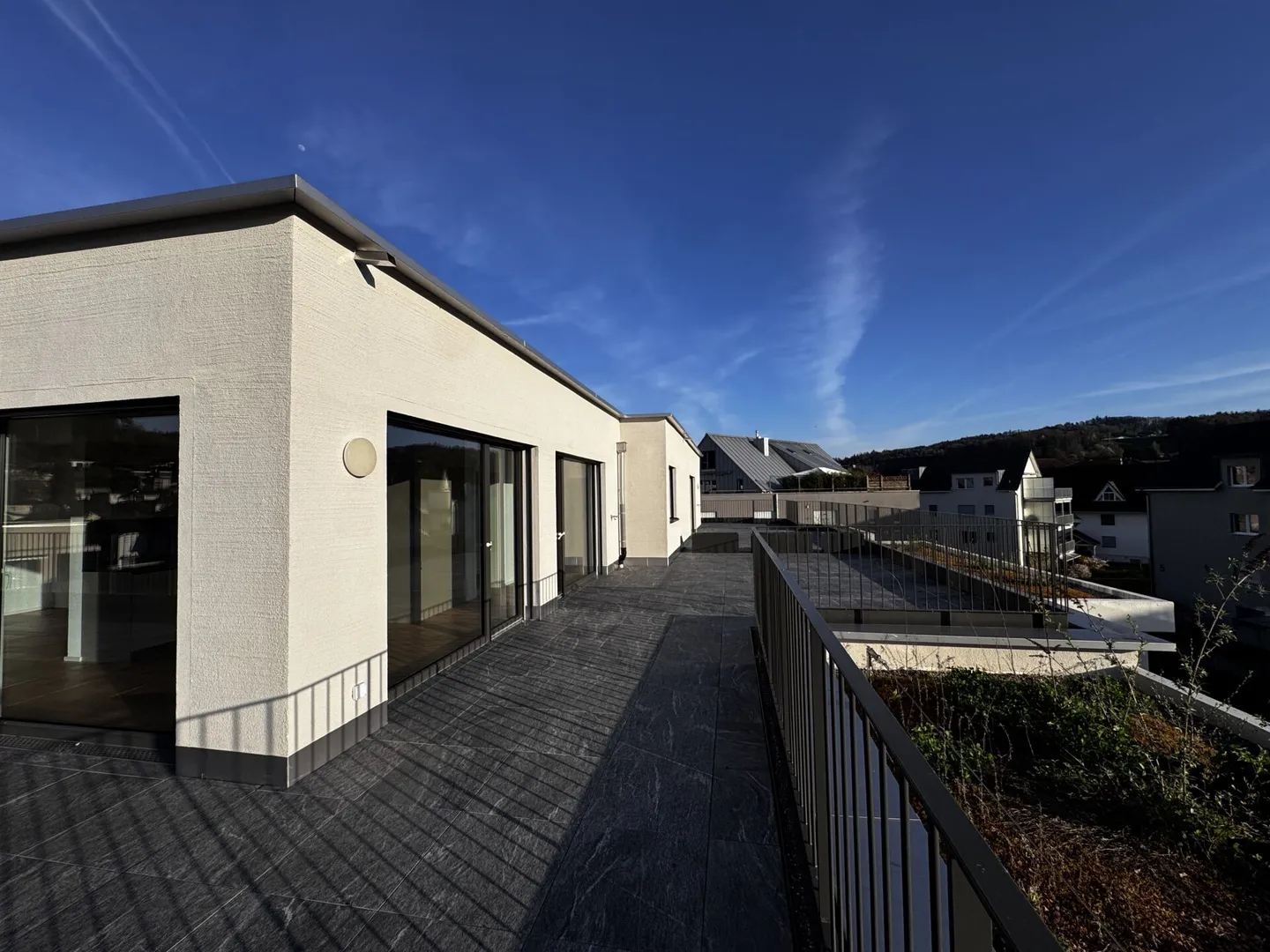 Vivre avec une vue - Appartement penthouse stylé de 3,5 pièces dans la verdure - Photo 6 sur 11