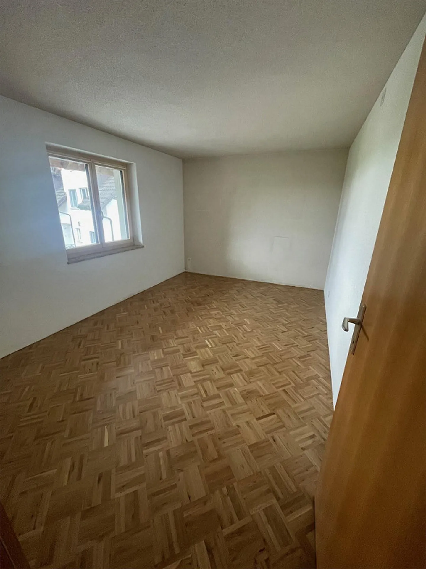 Appartamento soleggiato di 4,5 stanze in una casa a 3 famiglie - Foto 7 di 16
