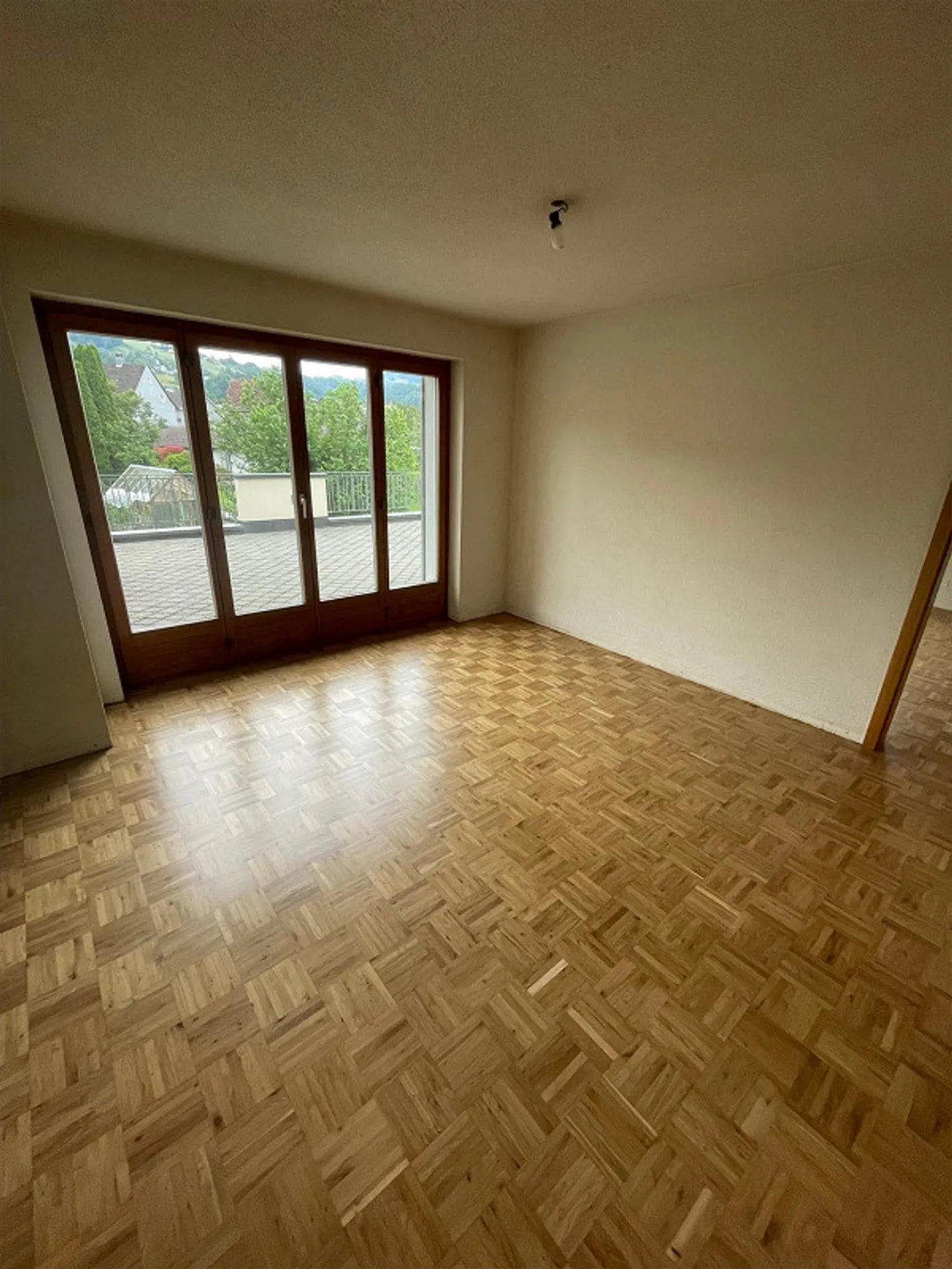 Appartamento soleggiato di 4,5 stanze in una casa a 3 famiglie - Foto 12 di 16