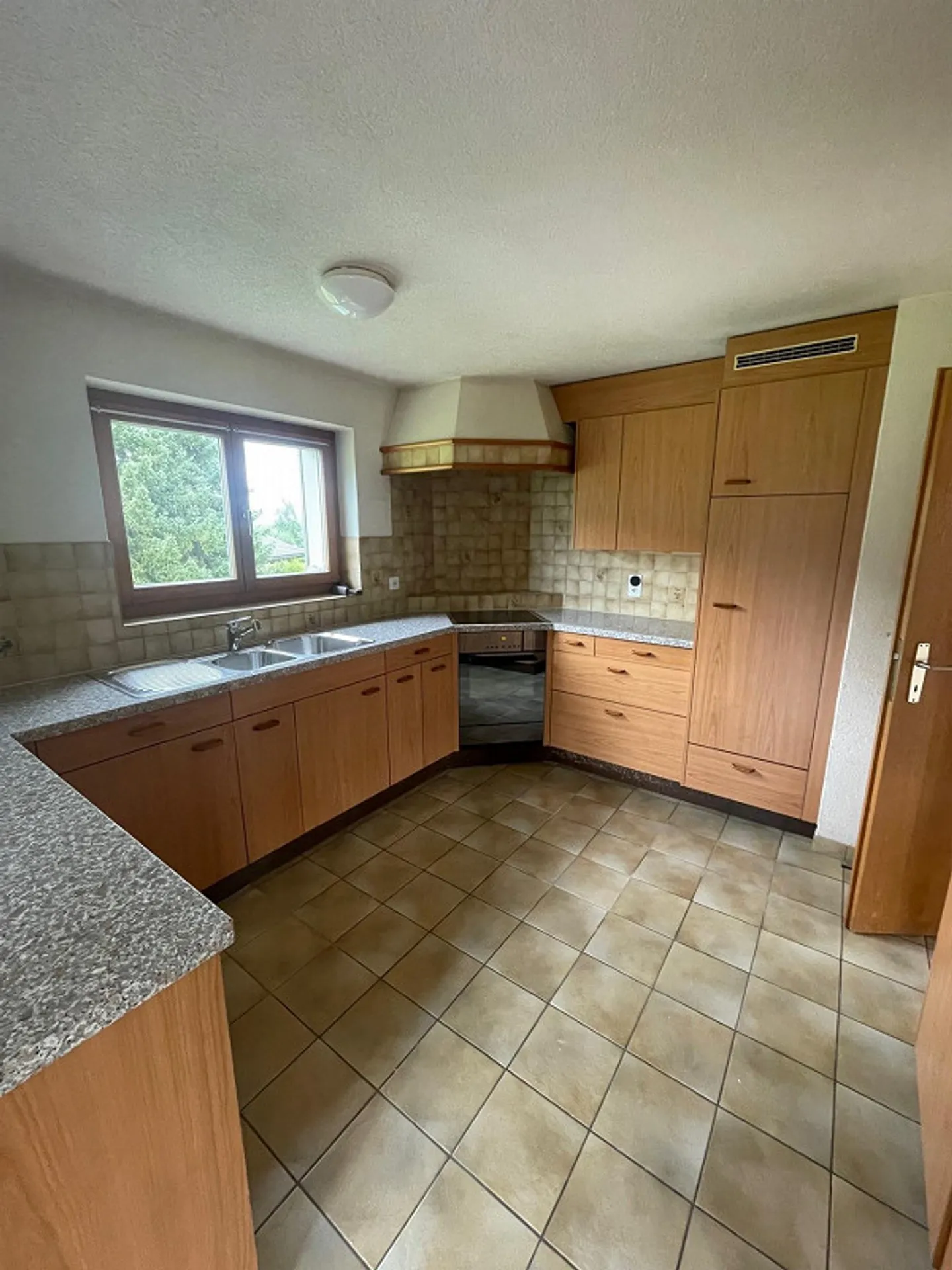 Appartamento soleggiato di 4,5 stanze in una casa a 3 famiglie - Foto 14 di 16