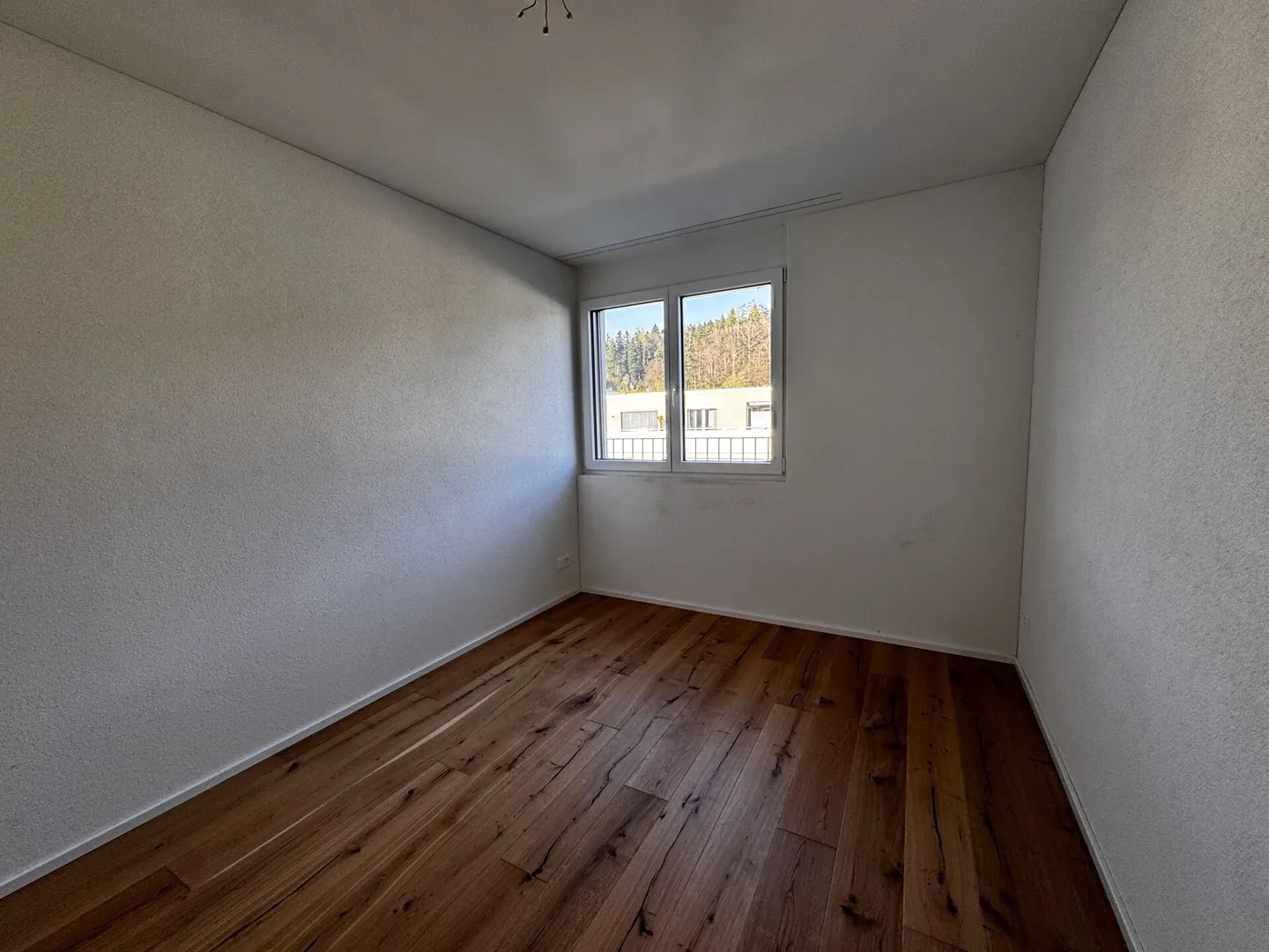 Vivre avec une vue - Appartement penthouse stylé de 3,5 pièces dans la verdure - Photo 8 sur 11