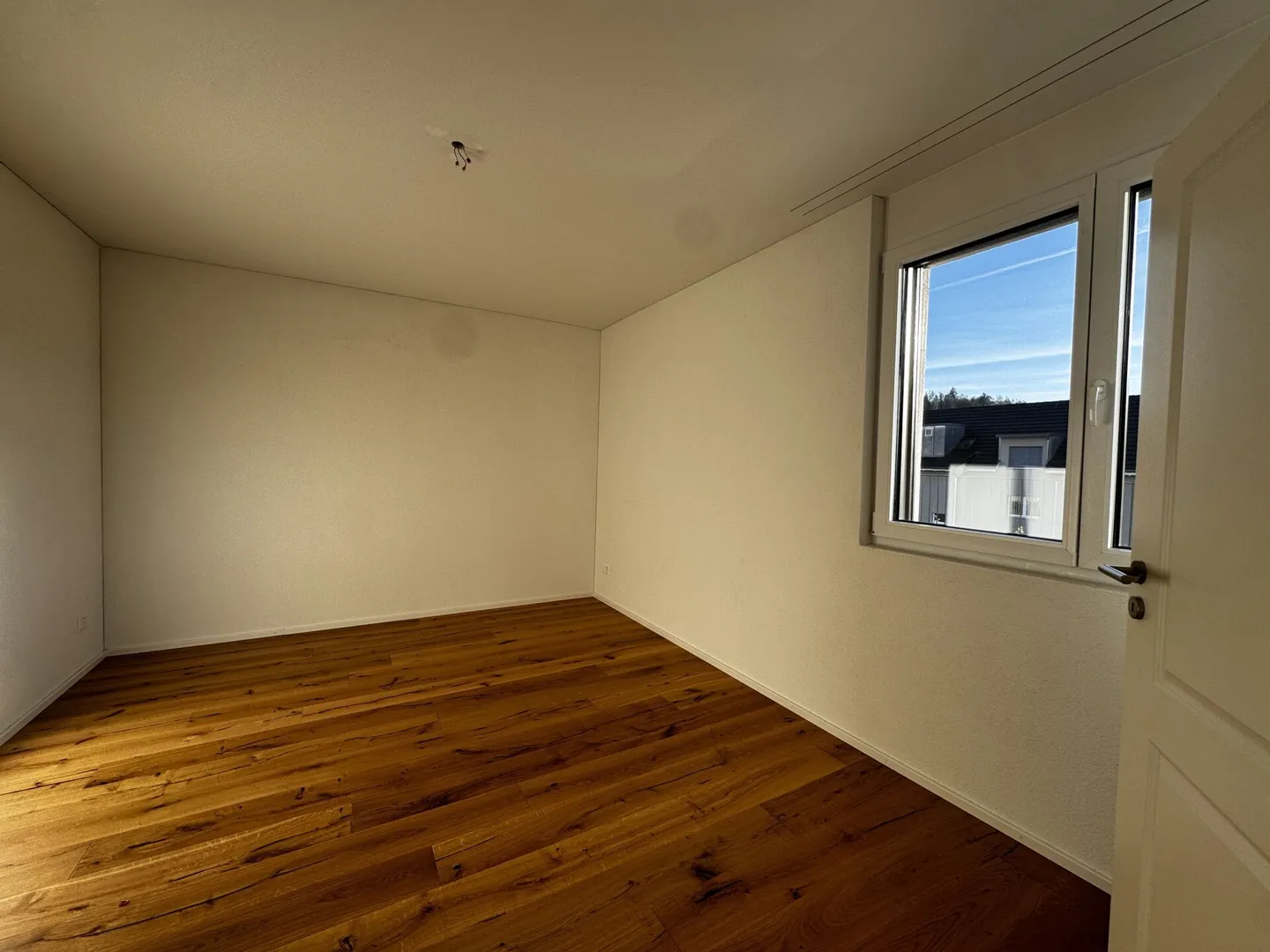 Vivre avec une vue - Appartement penthouse stylé de 3,5 pièces dans la verdure - Photo 9 sur 11