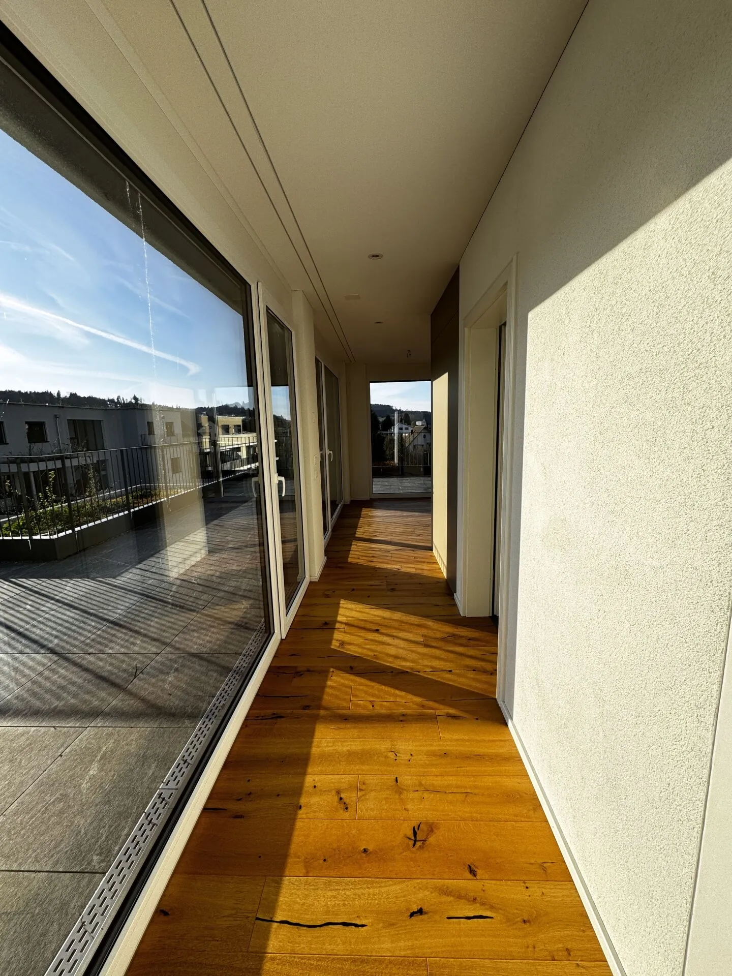 Vivre avec une vue - Appartement penthouse stylé de 3,5 pièces dans la verdure - Photo 10 sur 11