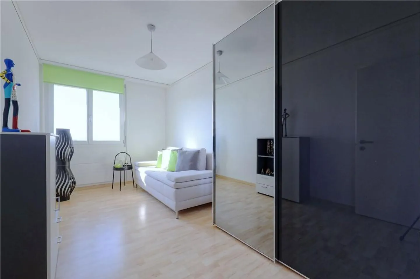 Modern 4½-room apartment with balcony glazing and panoramic view on the 12th floor - Photo 8 of 13