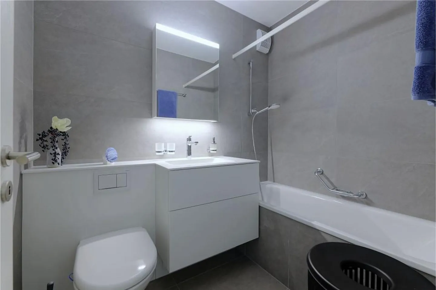 Modern 4½-room apartment with balcony glazing and panoramic view on the 12th floor - Photo 10 of 13