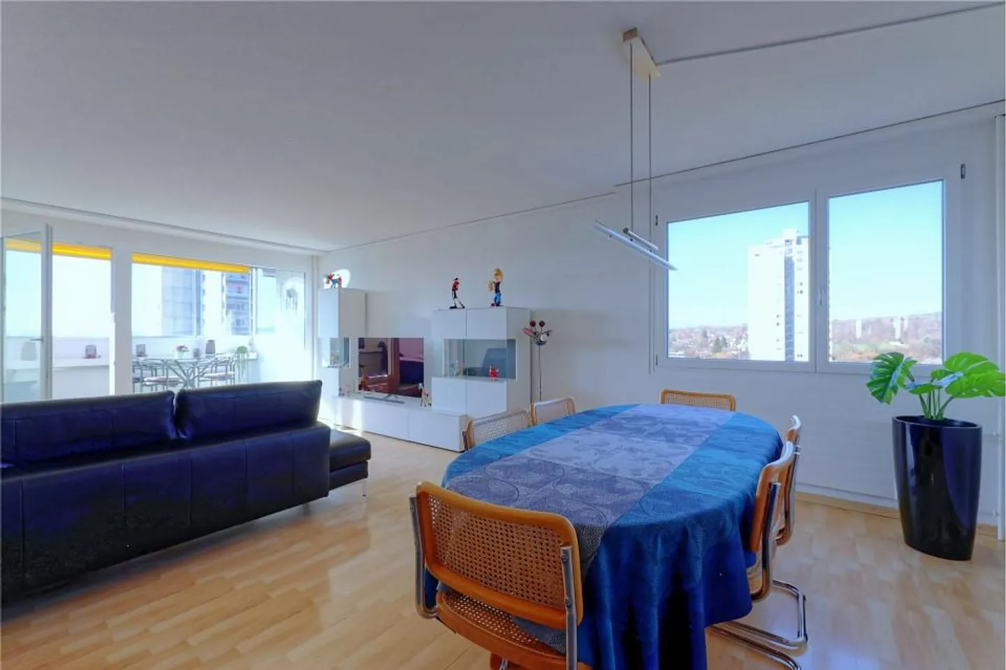 Modern 4½-room apartment with balcony glazing and panoramic view on the 12th floor - Photo 3 of 13