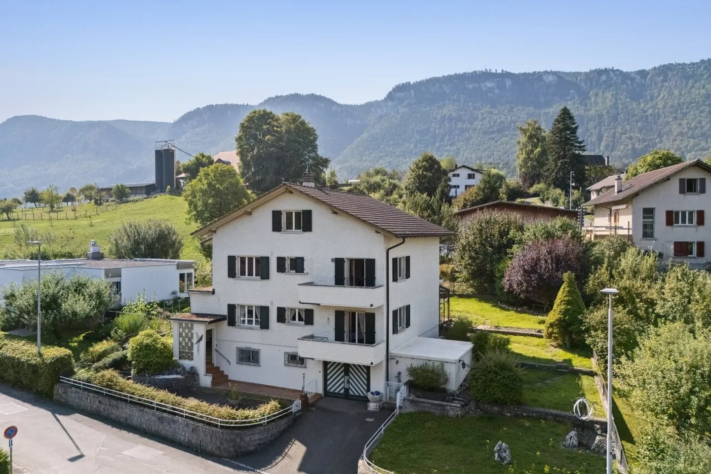 Haus mit 2 Wohnungen, Möglichkeit zur Schaffung einer 3. Wohnung. - Foto 1 von 11
