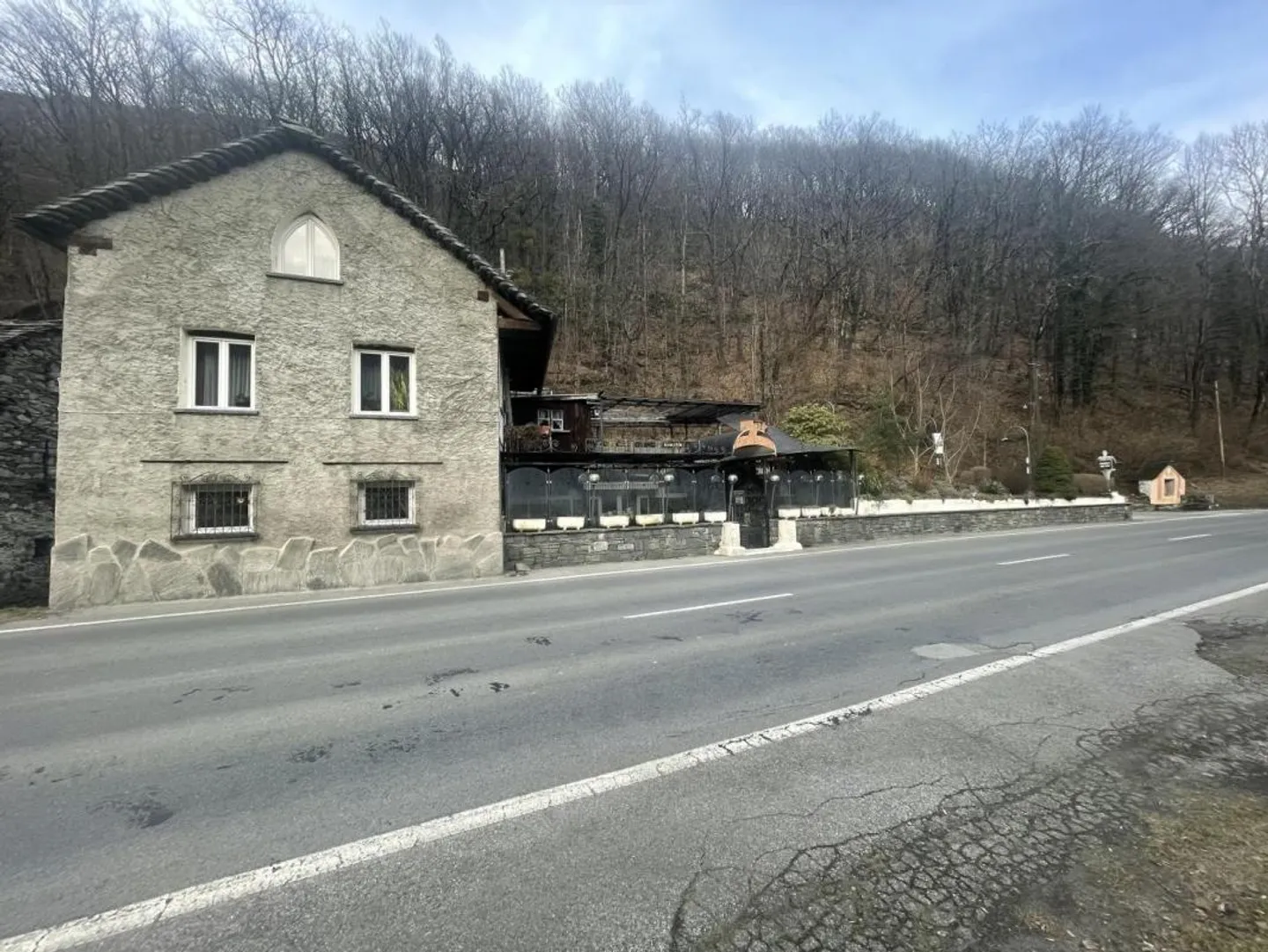 Ristorante grotta con terrazze estive e rustico ristrutturato di 5 camere - Foto 1 di 36