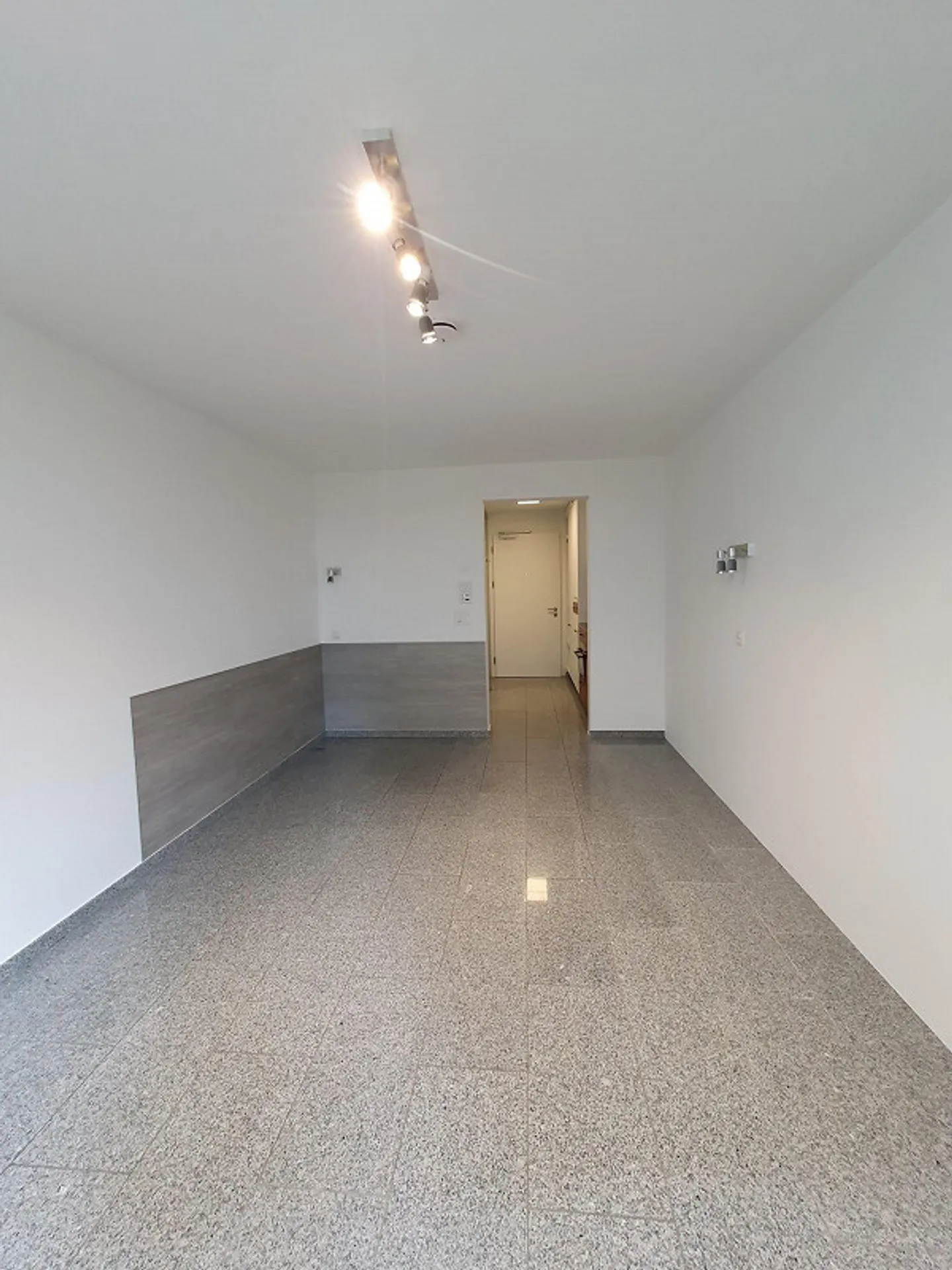 Central, partially furnished 1-room apartment in Flims Waldhaus - Photo 4 of 8