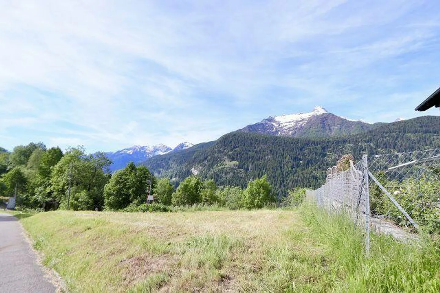 Terrain constructible de 575 m2 dans un emplacement très calme et ensoleillé avec vue - Photo 1 sur 10