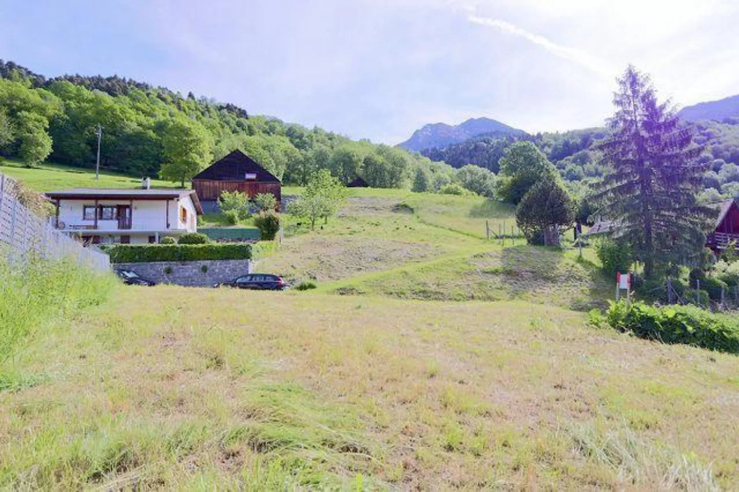 Terrain constructible de 575 m2 dans un emplacement très calme et ensoleillé avec vue - Photo 2 sur 10
