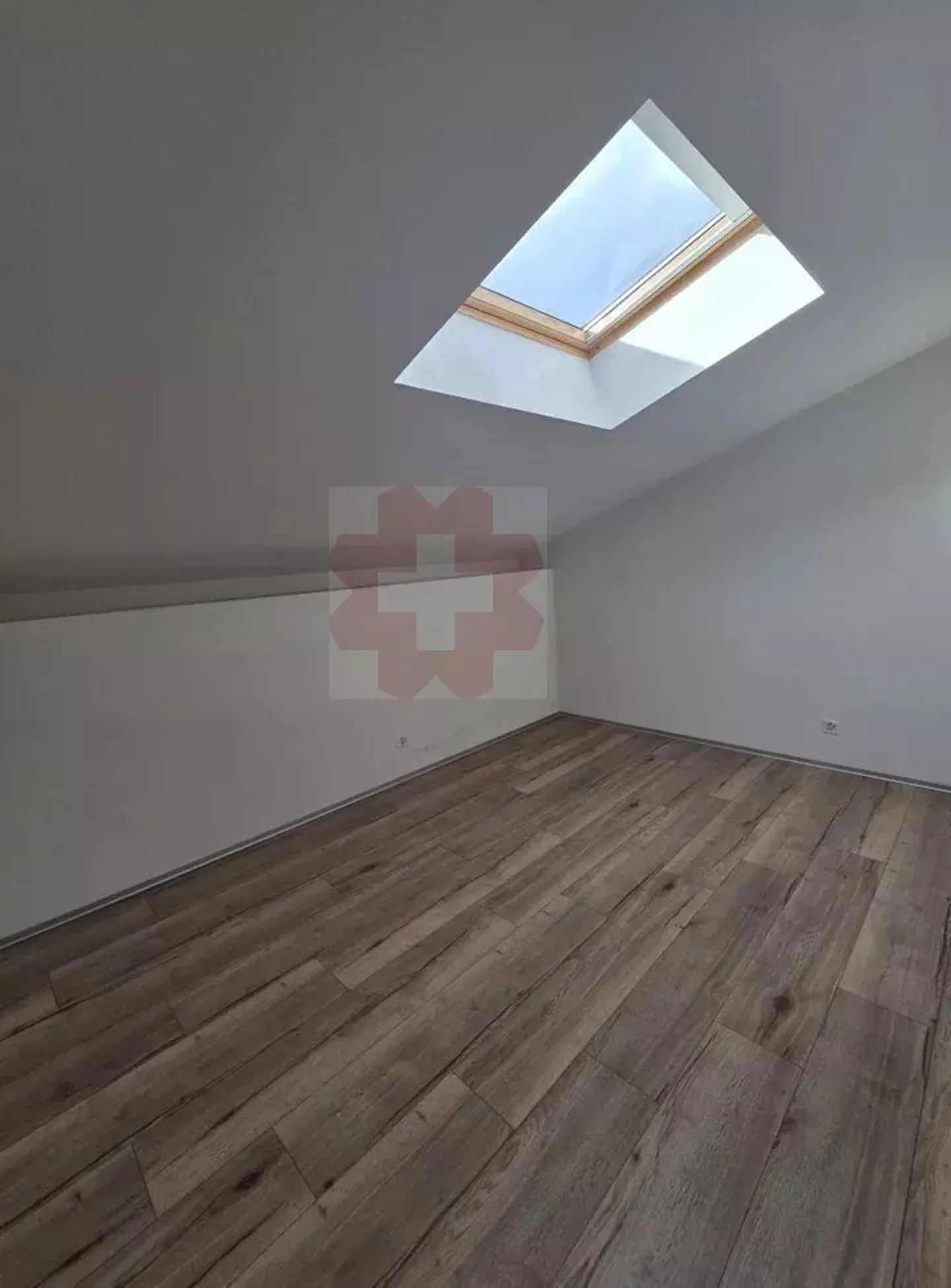 Dachgeschoss-Duplex 4.5 Zimmer Zentrum Leytron - Foto 9 von 12