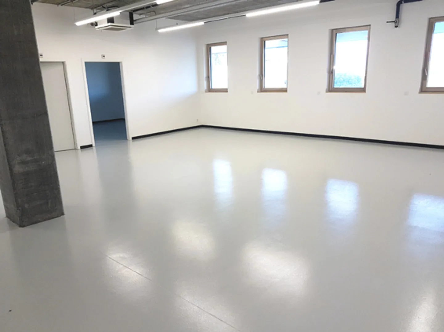 Warehouse with office space – 145 m² in a logistics building. - Photo 1 of 5