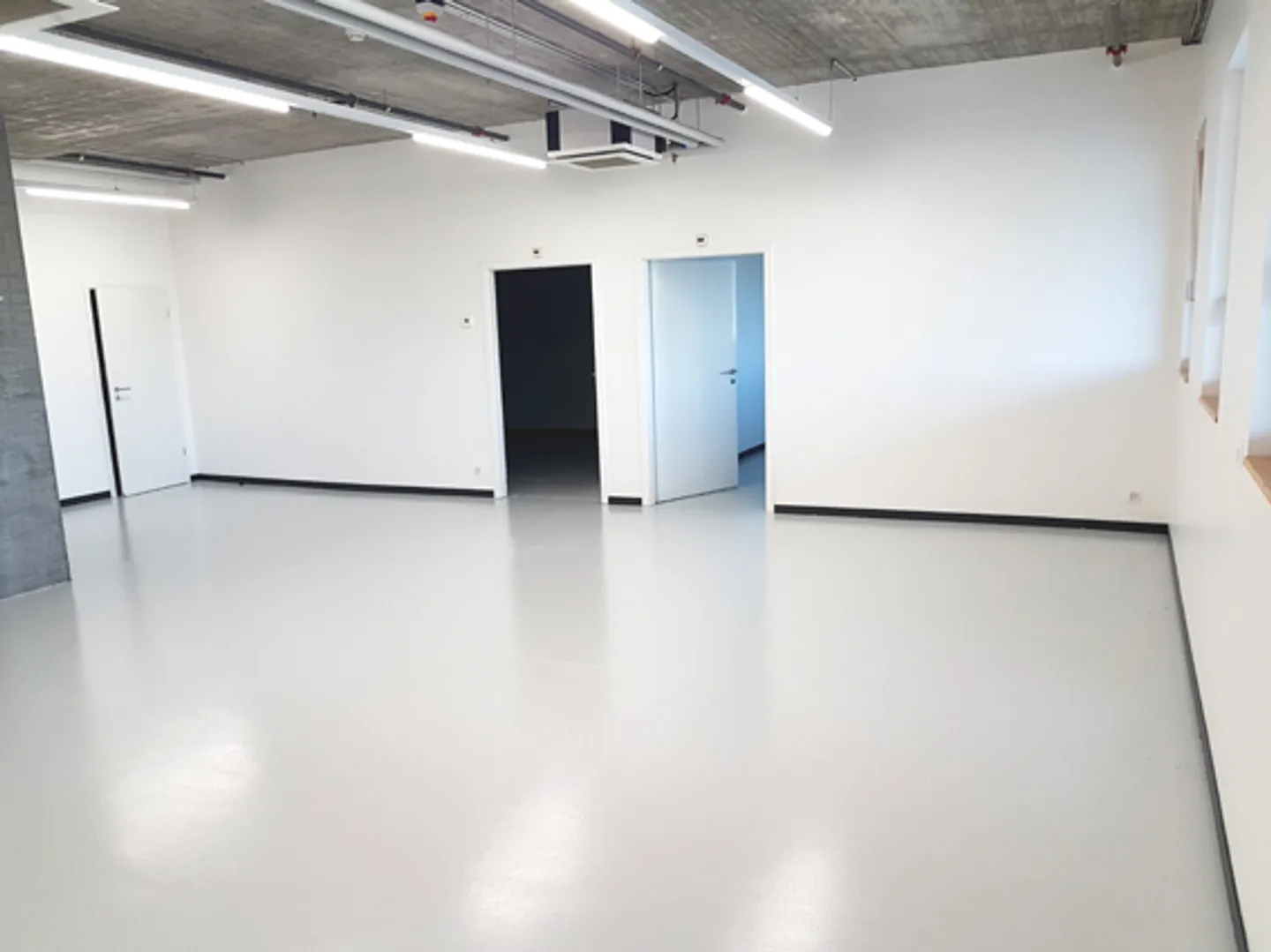 Warehouse with office space – 145 m² in a logistics building. - Photo 2 of 5