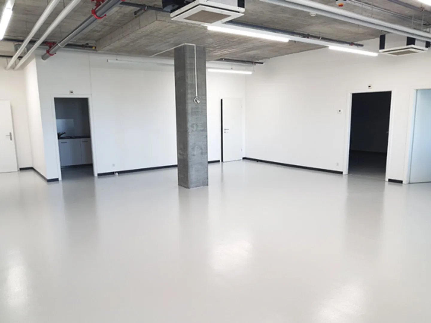 Warehouse with office space – 145 m² in a logistics building. - Photo 3 of 5
