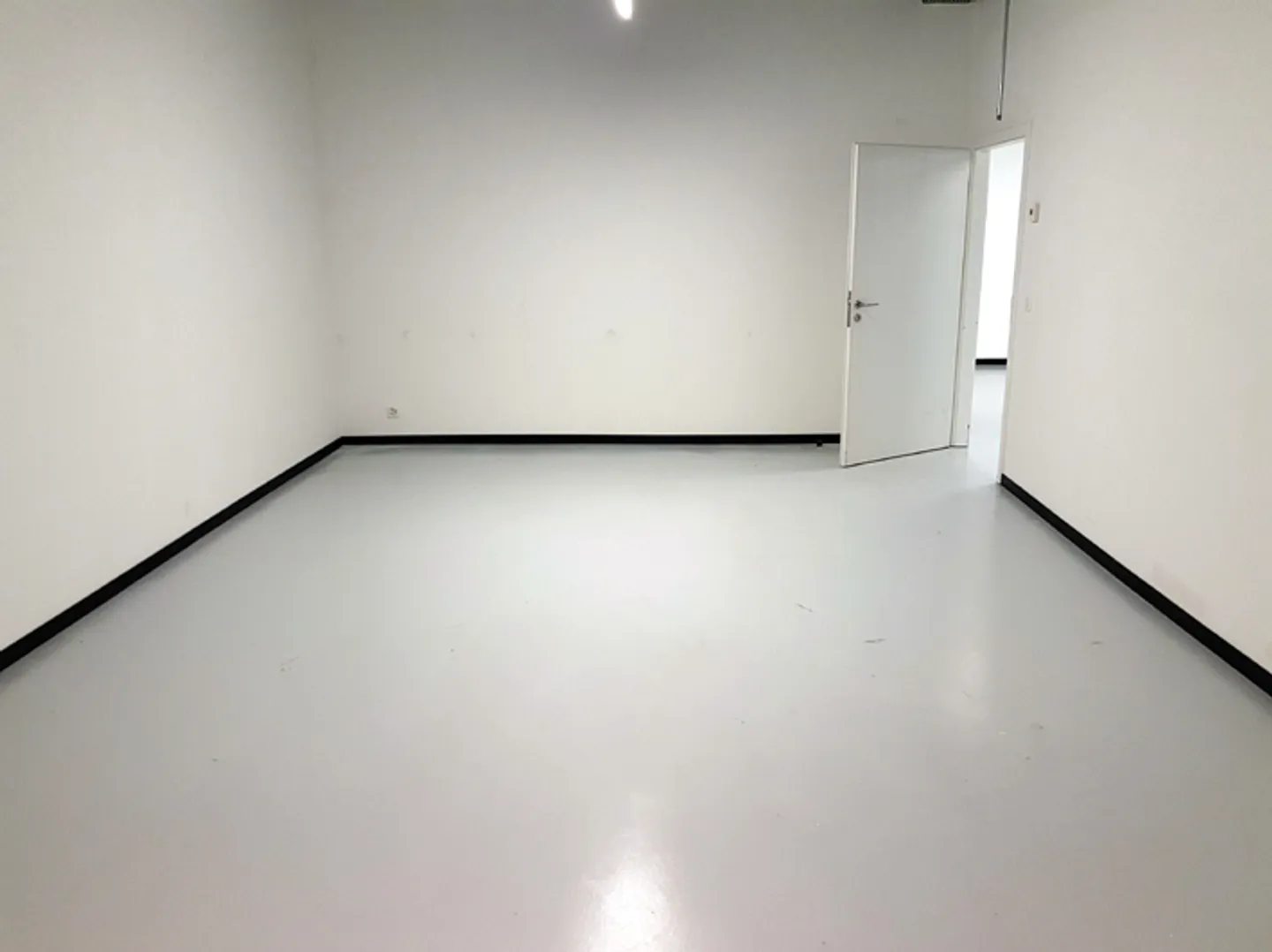 Warehouse with office space – 145 m² in a logistics building. - Photo 4 of 5