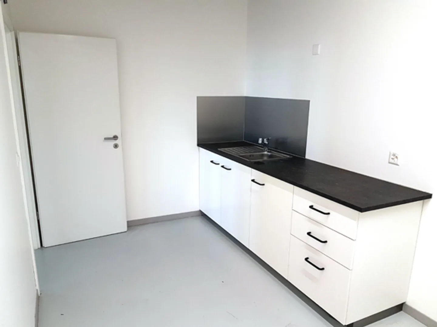 Warehouse with office space – 145 m² in a logistics building. - Photo 5 of 5