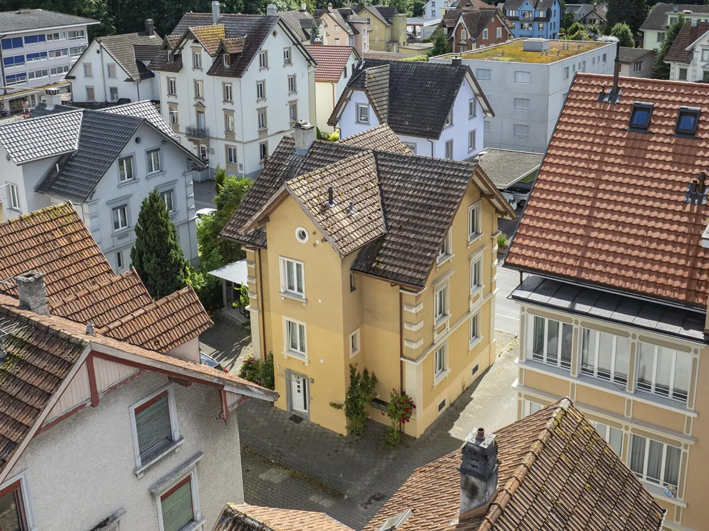 Maison multifamiliale compacte avec 3 appartements - Photo 3 sur 13