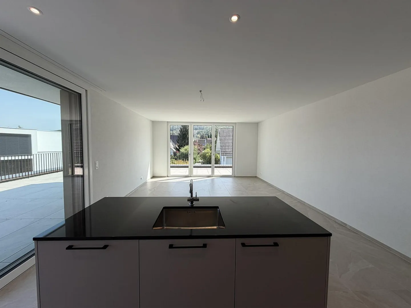 Modern 2.5-room penthouse apartment (new building) with large terrace - Photo 4 of 9