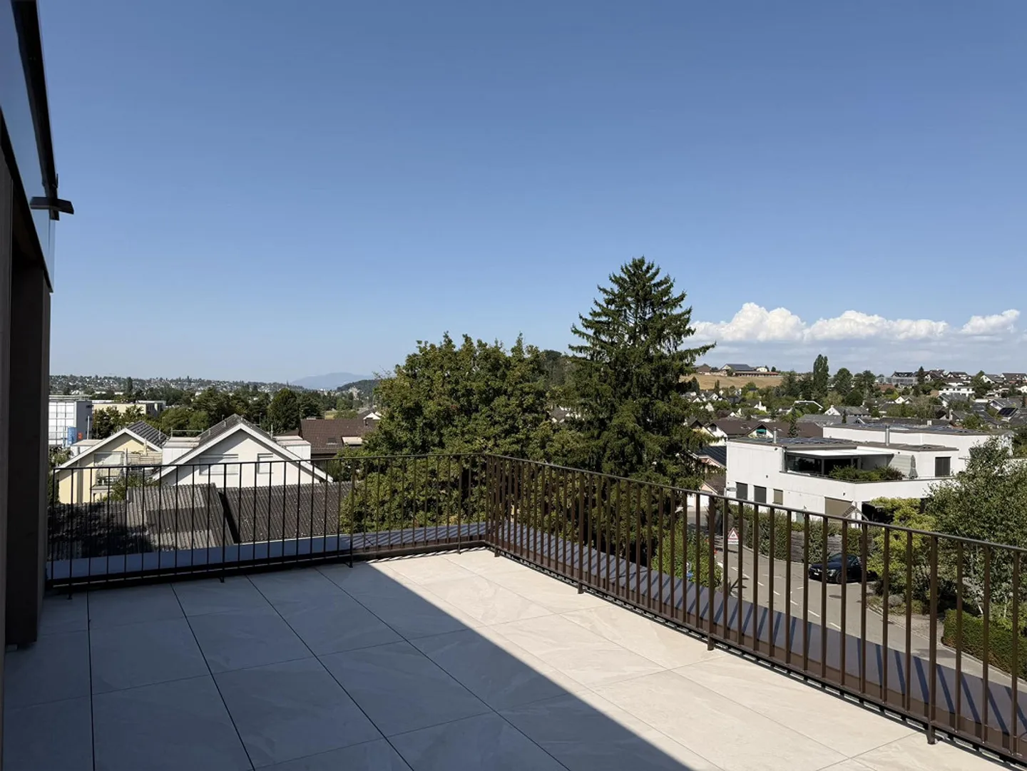 Modern 2.5-room penthouse apartment (new building) with large terrace - Photo 5 of 9