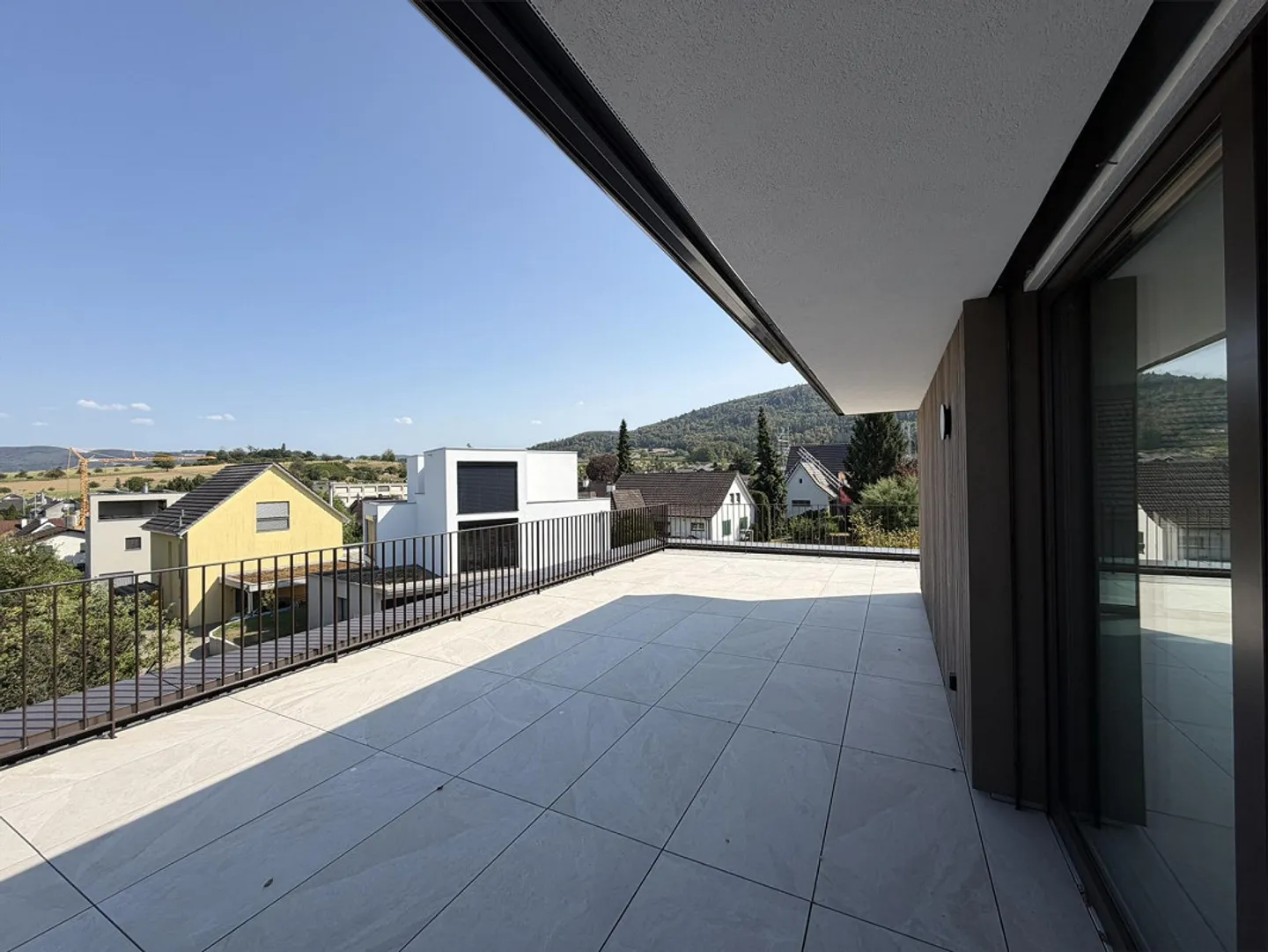 Modern 2.5-room penthouse apartment (new building) with large terrace - Photo 6 of 9