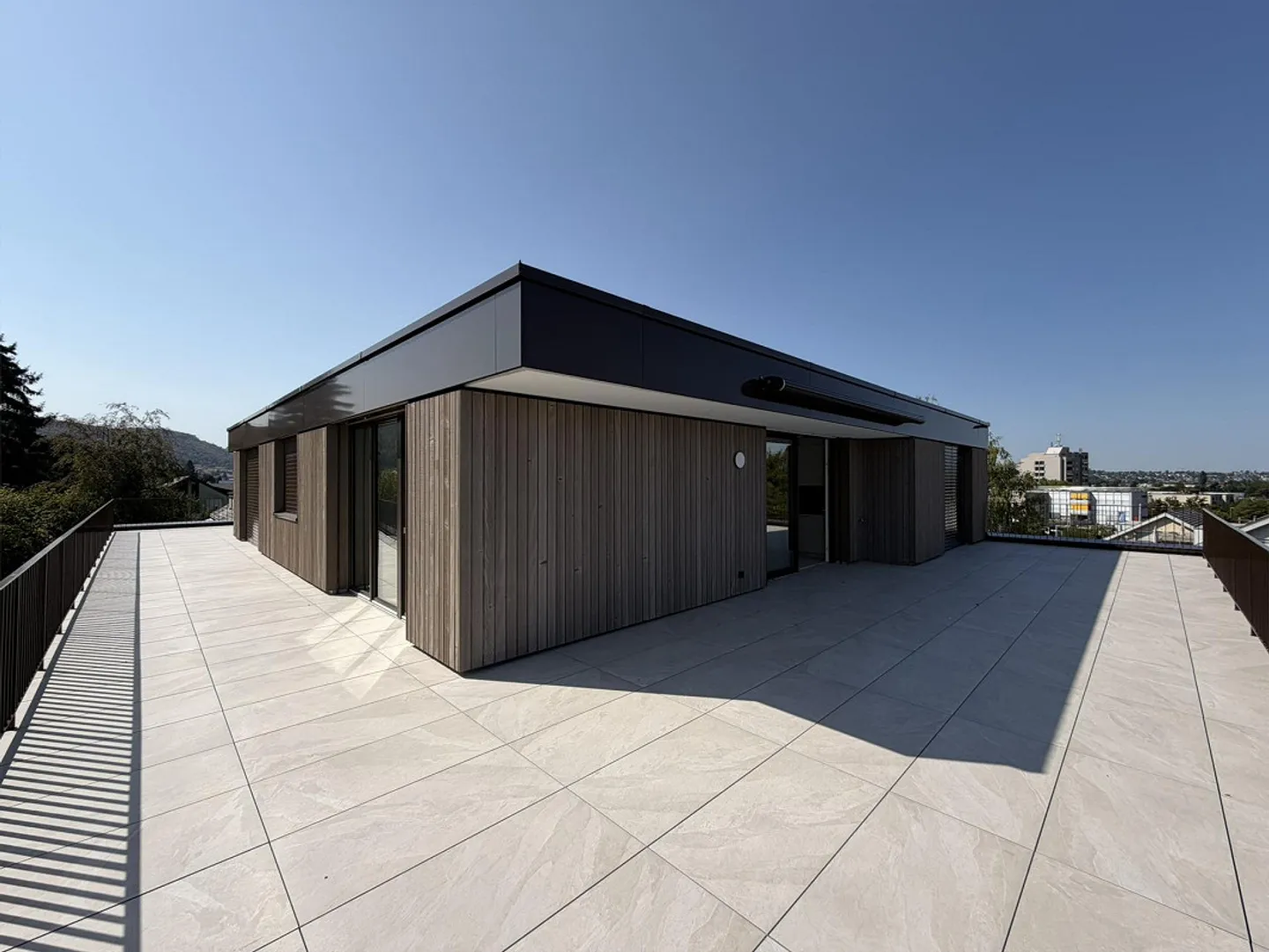 Modern 2.5-room penthouse apartment (new building) with large terrace - Photo 1 of 9