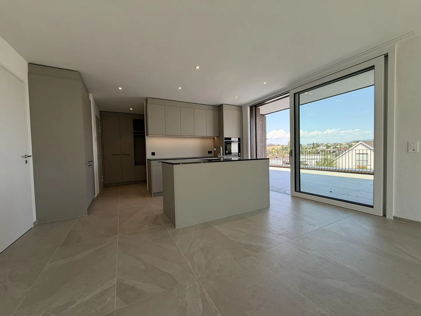 Modern 2.5-room penthouse apartment (new building) with large terrace - Photo 2 of 9