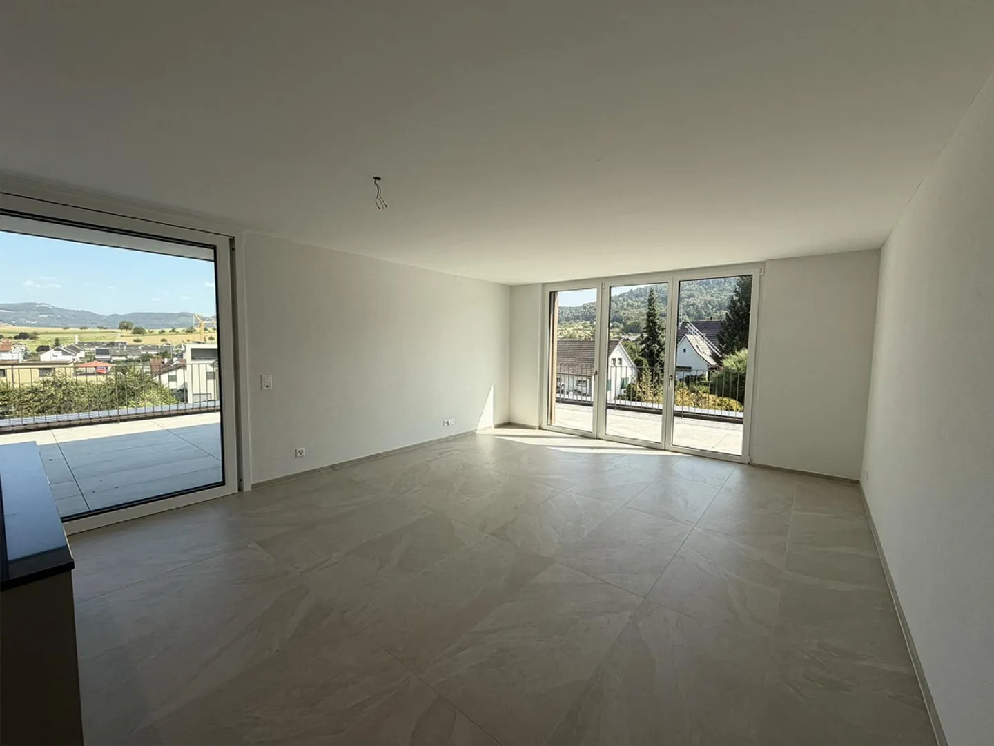 Modern 2.5-room penthouse apartment (new building) with large terrace - Photo 3 of 9