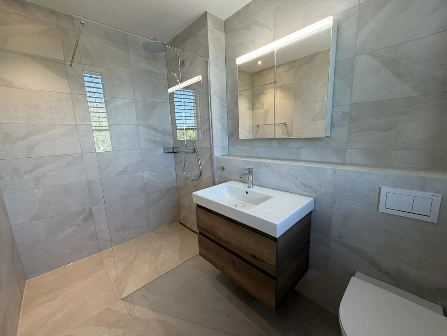 Modern 2.5-room penthouse apartment (new building) with large terrace - Photo 9 of 9