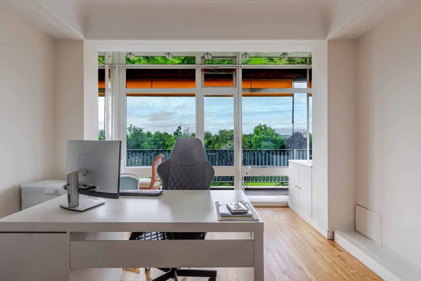 STANDING - APARTMENT 8 ROOMS 250 m2 - Photo 4 of 13