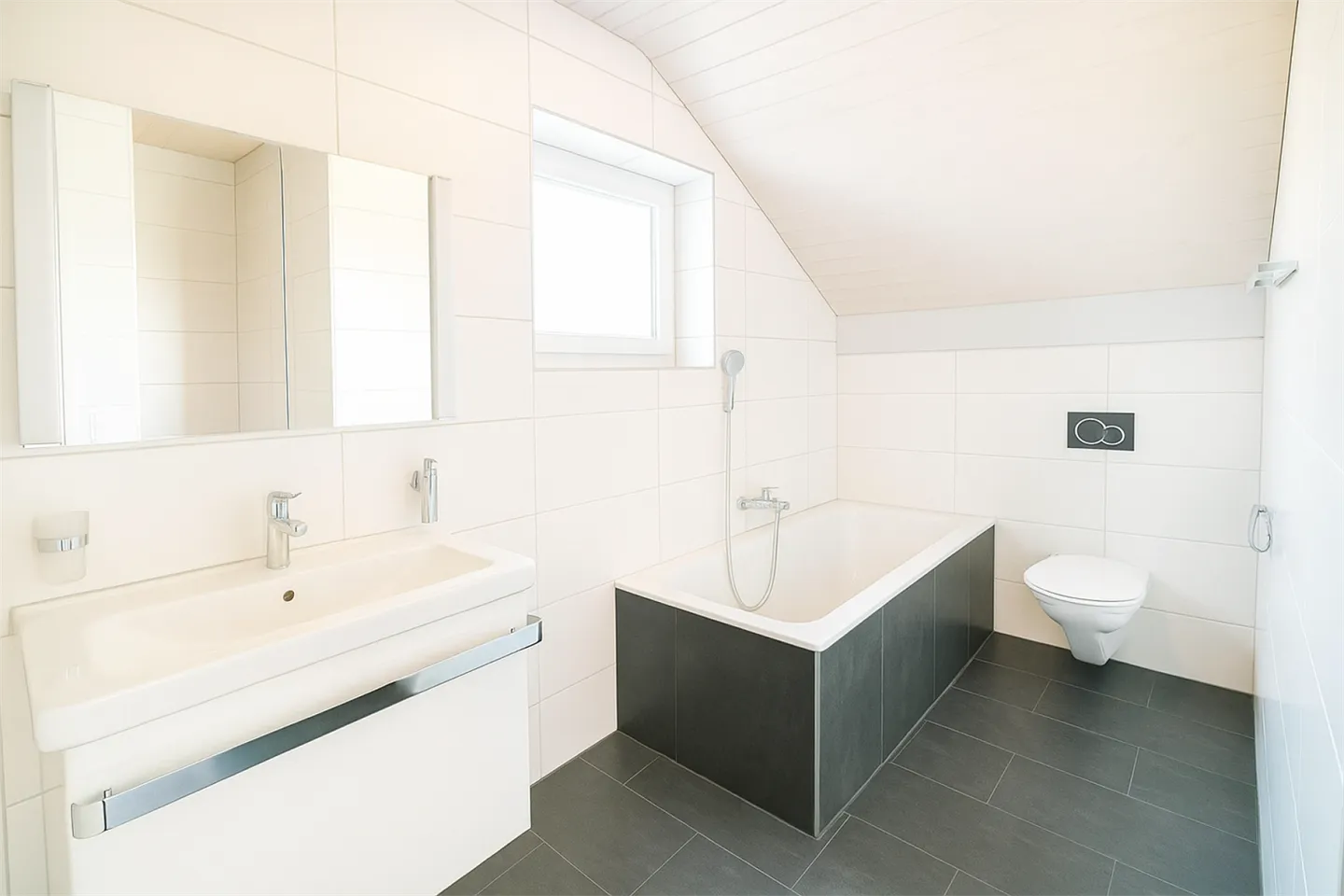 Tavannes, magnifica maisonette di 5,5 stanze al 1°/2° piano con balcone - Foto 7 di 11