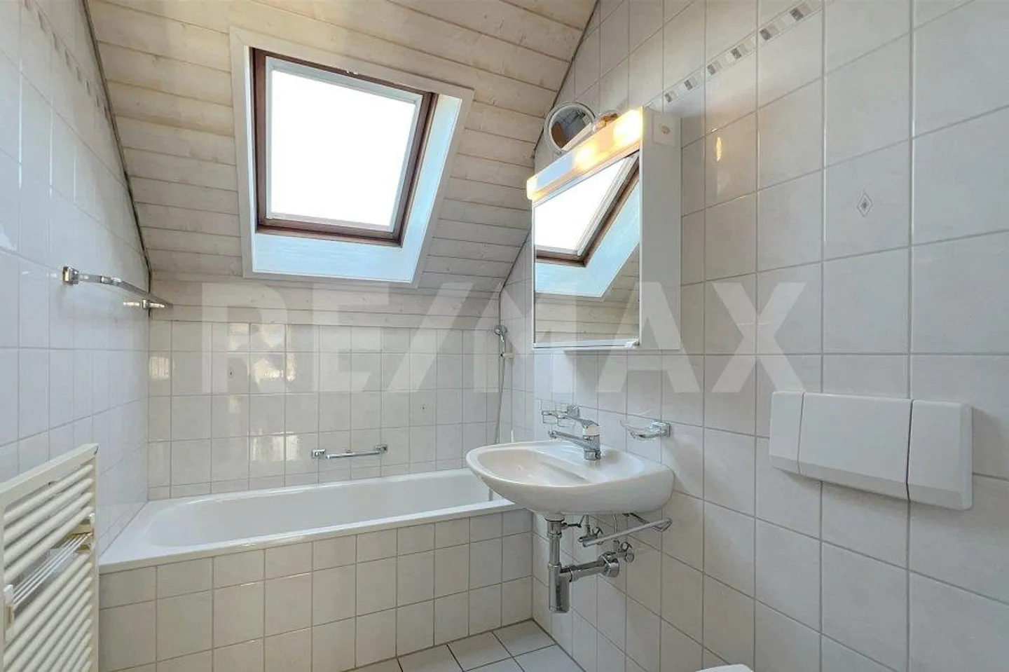 Bright 4.5-room attic apartment with balcony in a quiet location - Photo 8 of 13