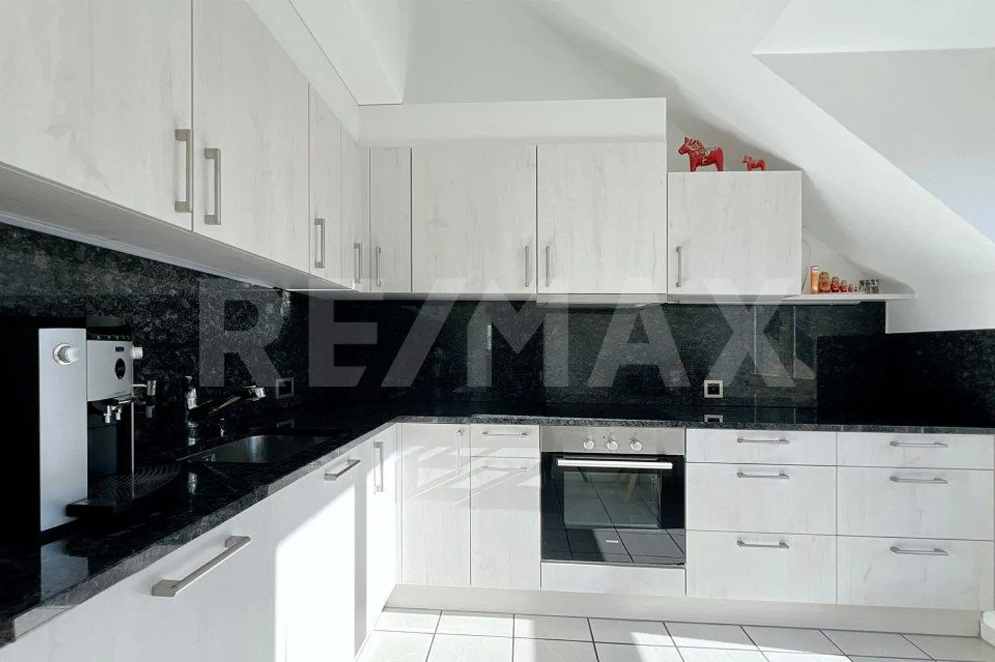 Bright 4.5-room attic apartment with balcony in a quiet location - Photo 9 of 13