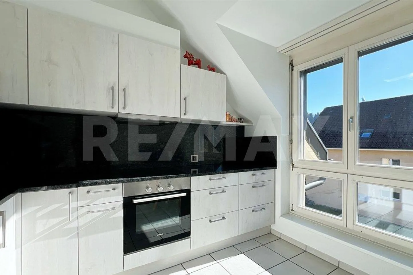 Bright 4.5-room attic apartment with balcony in a quiet location - Photo 10 of 13