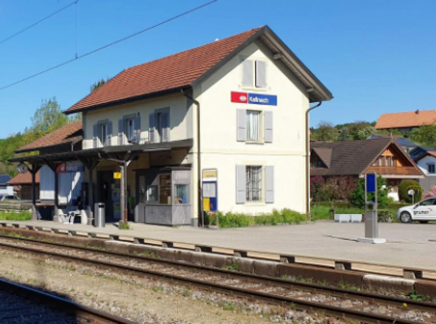 Espace commercial rénové directement à la gare de Kallnach - utilisation flexible pour bureau ou atelier - Photo 1 sur 3