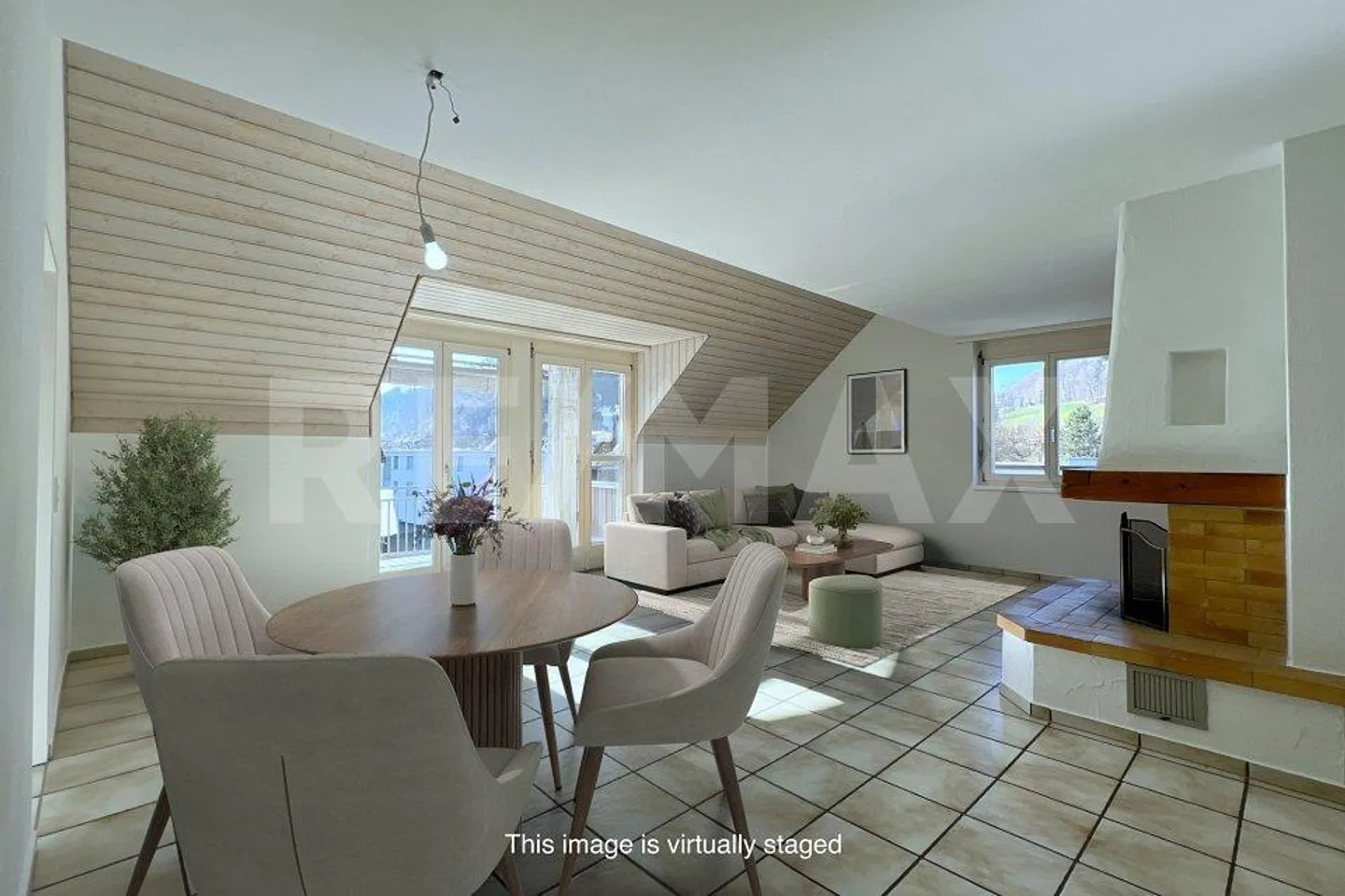 Bright 4.5-room attic apartment with balcony in a quiet location - Photo 2 of 13