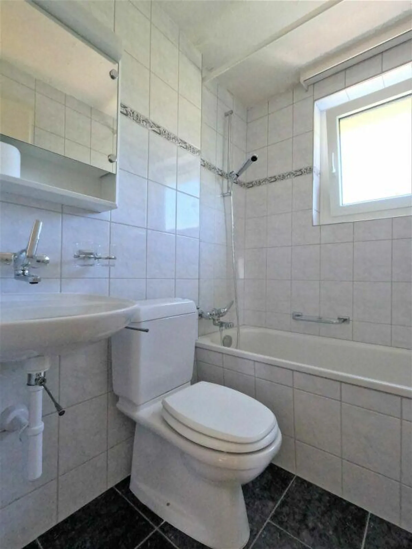 Appartement merveilleux près du Rhin, avec balcon et pièces spacieuses - Photo 4 sur 11