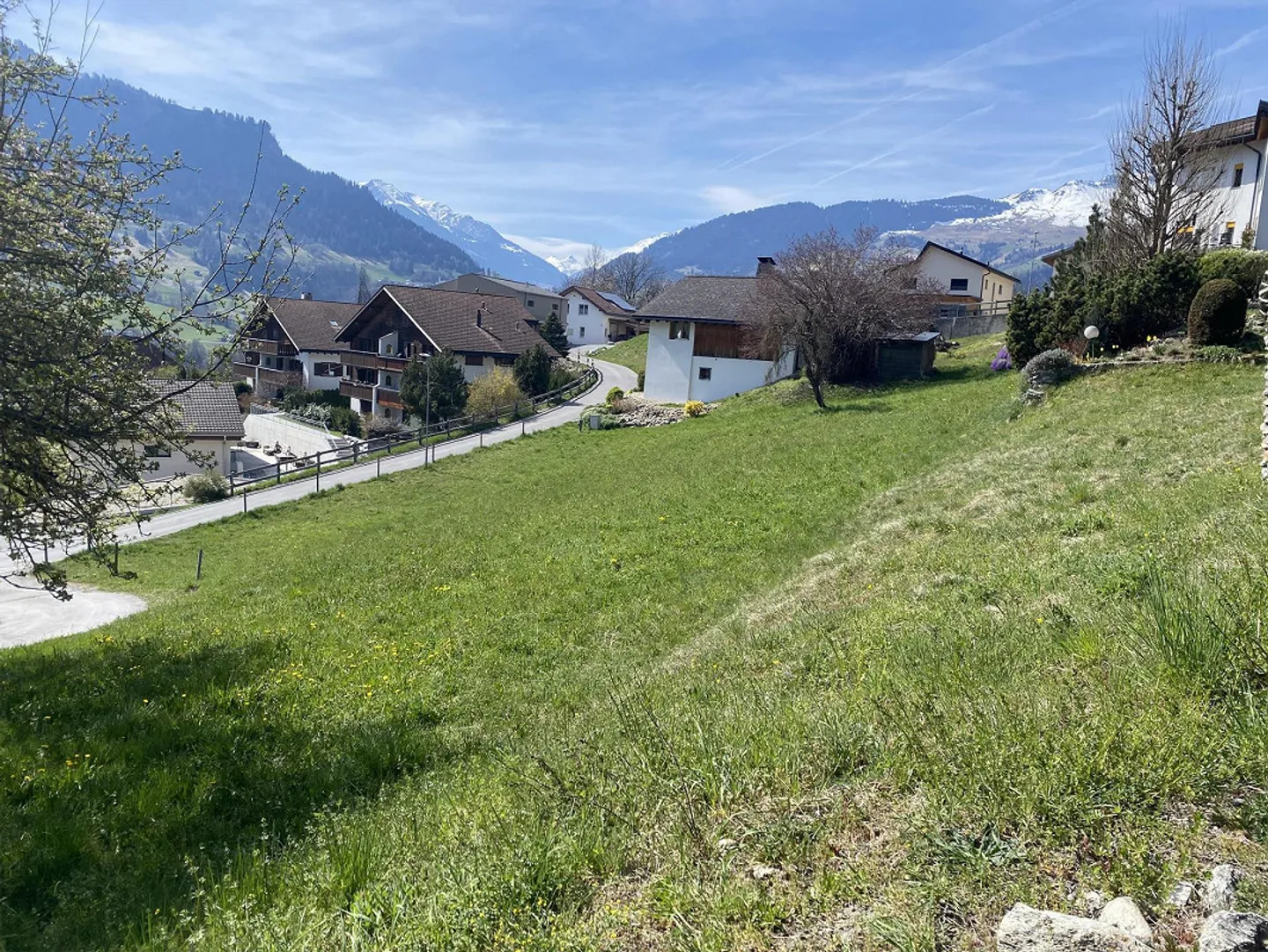 Terrain constructible ensoleillé à Schluein (près de Flims/Laax/Ilanz) - Photo 1 sur 4