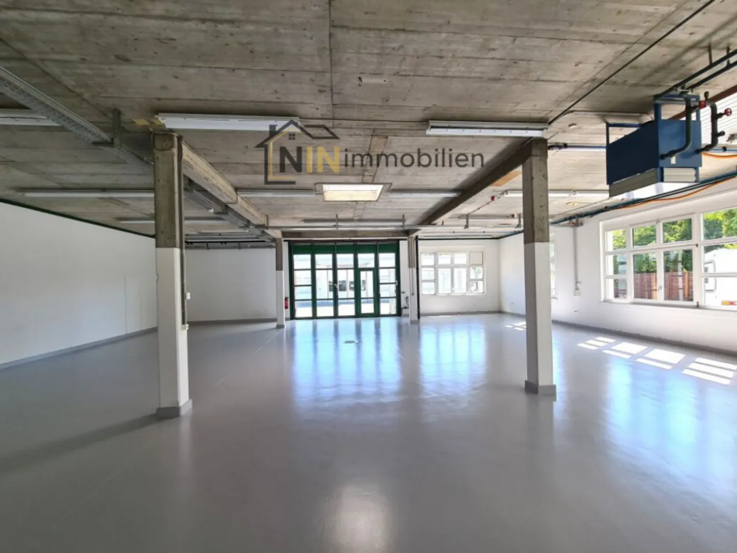 Shop for rent - Photo 1 of 8