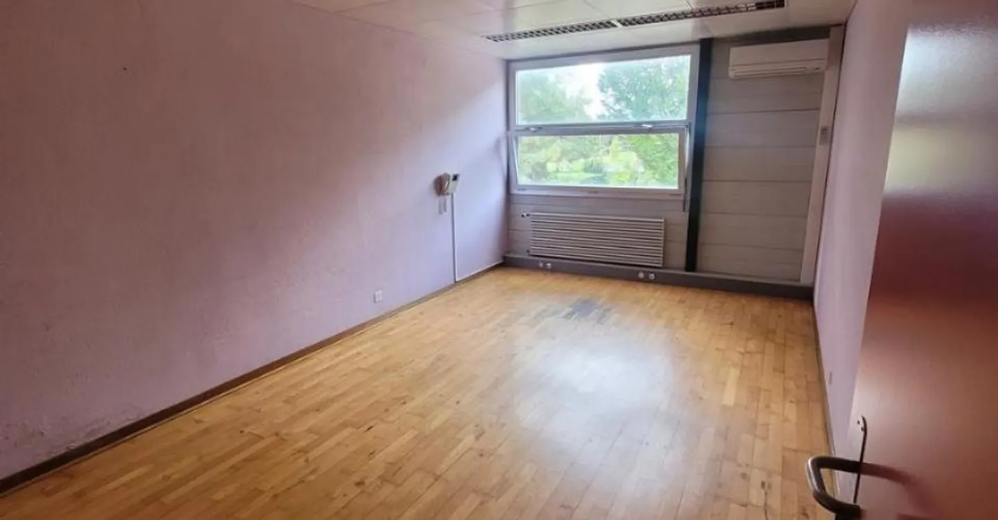 22m2 Office - Close to amenities, transport and highway - Photo 1 of 6