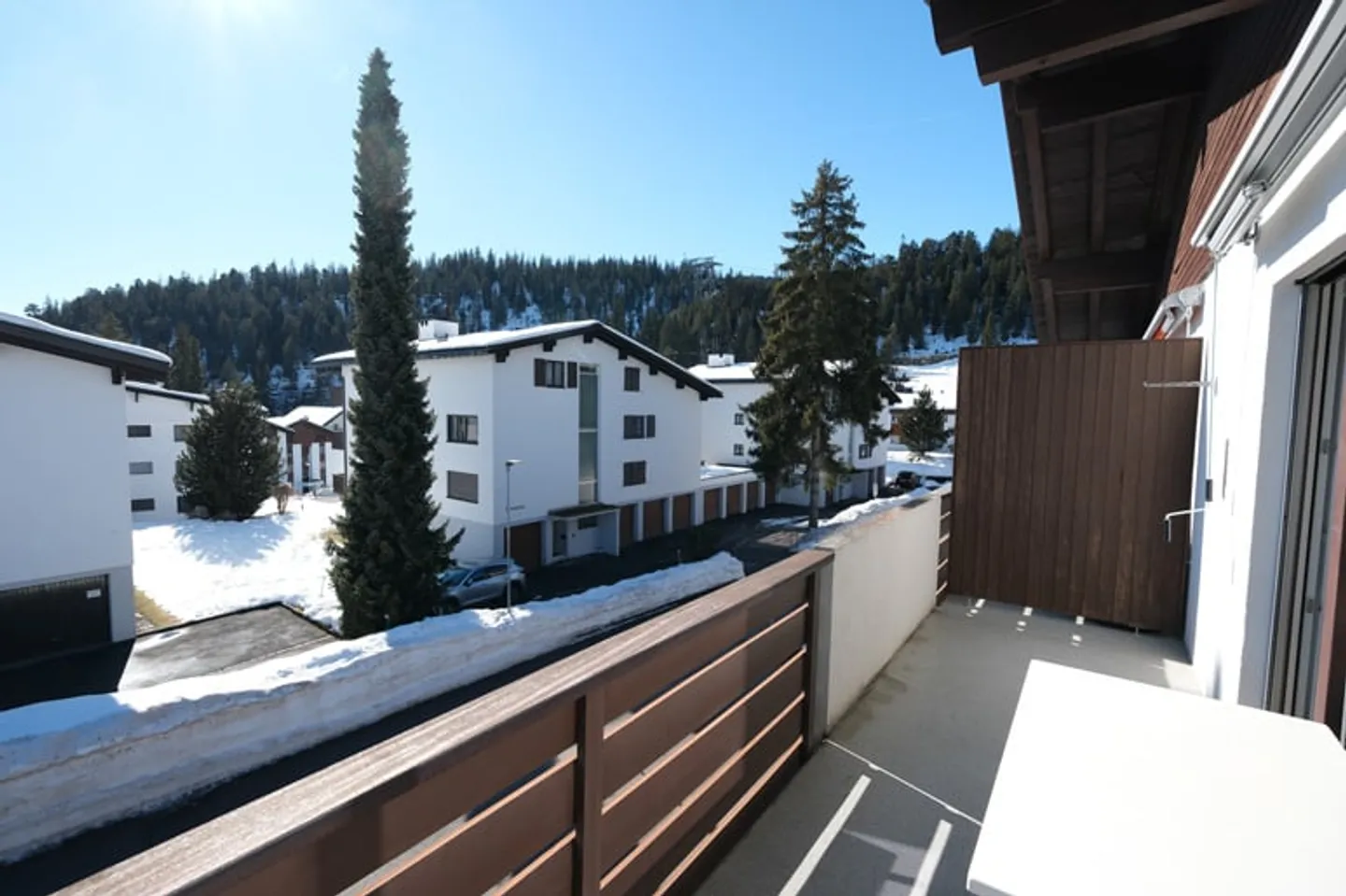 A large and charming penthouse in the best location with ski-in and ski-out in Laax Murschetg - Photo 4 of 11
