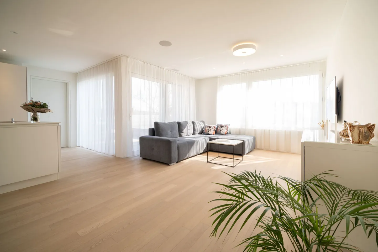 Exclusive 3.5-room apartment in Zurich-Wollishofen near Lake Zurich - Photo 2 of 12