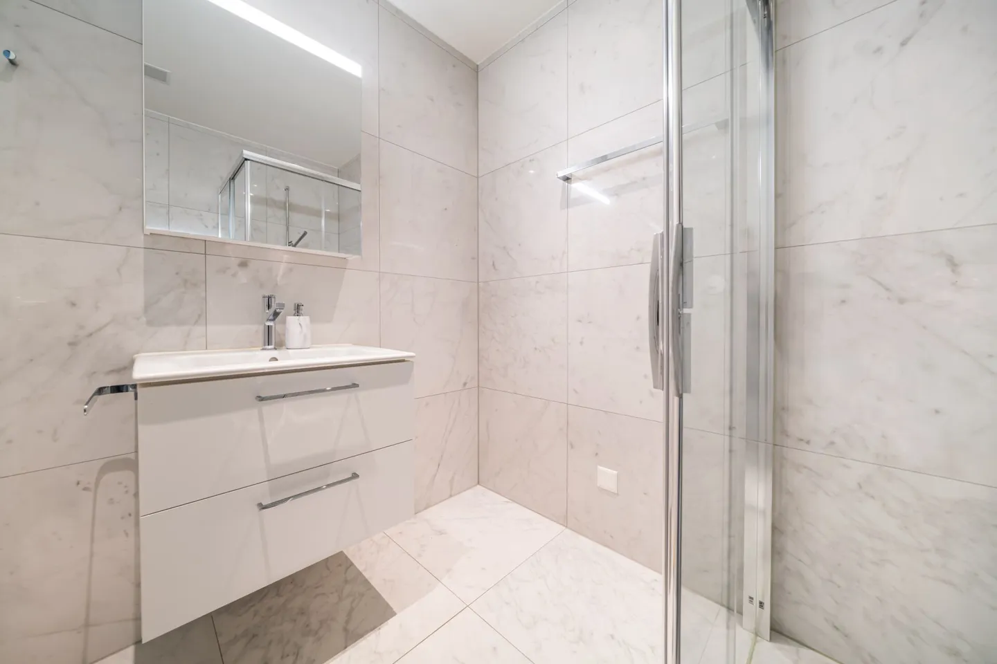 Exclusive 3.5-room apartment in Zurich-Wollishofen near Lake Zurich - Photo 10 of 12