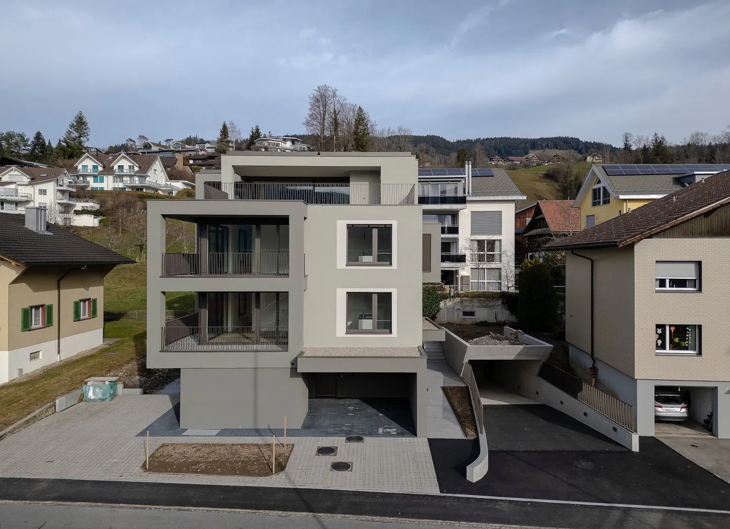 Moderne 2,5-Zimmer-Wohnung mit Seeblick im Zentrum von Oberägeri - Foto 2 von 8