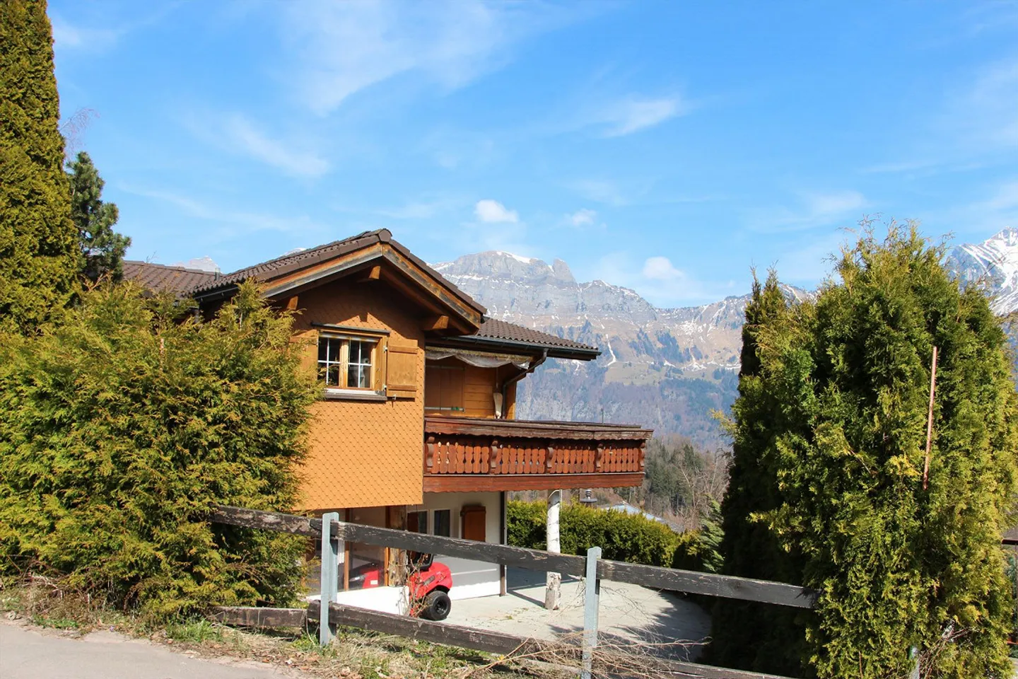 Charmantes Chalet mit Grundstück & Parkplätzen - Foto 1 von 11
