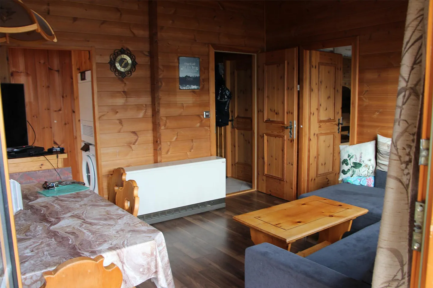 Charmantes Chalet mit Grundstück & Parkplätzen - Foto 3 von 11