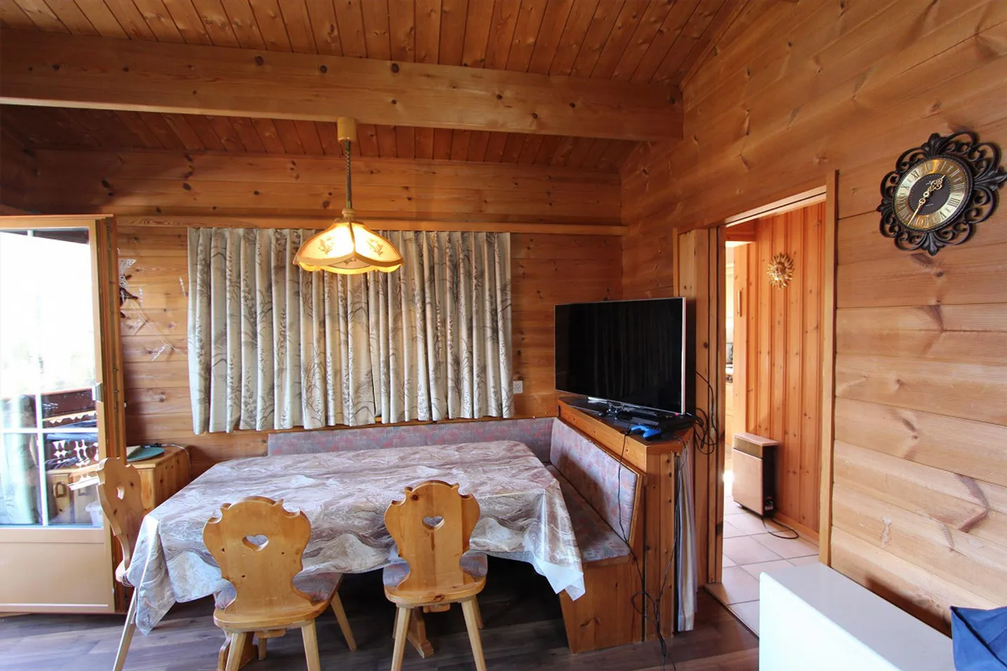 Charmantes Chalet mit Grundstück & Parkplätzen - Foto 4 von 11